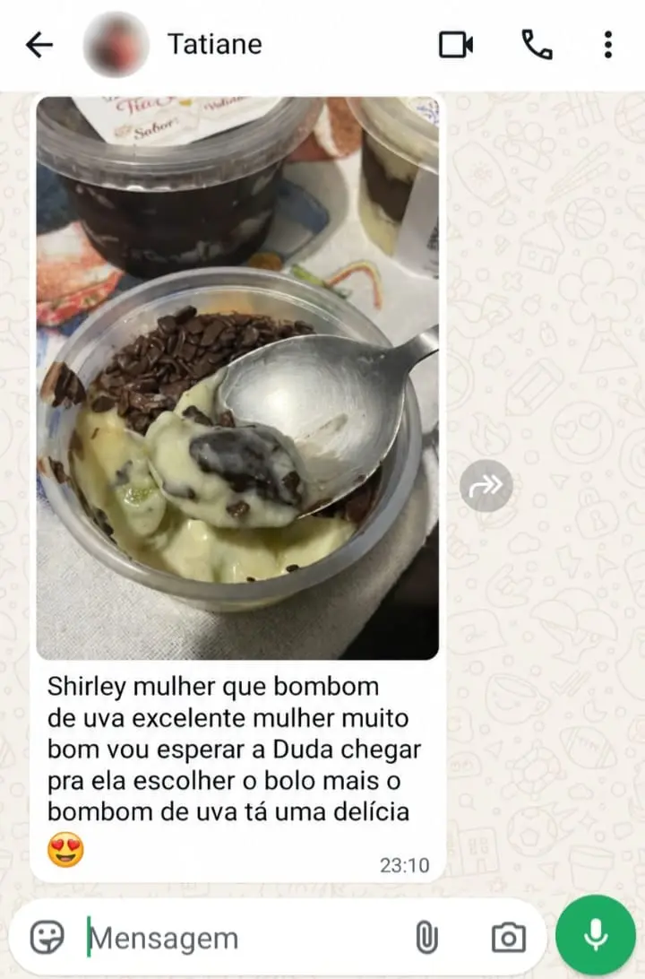 Print do WhatsApp mostrando elogio da cliente Tatiane sobre o bombom de uva das Delícias da Shi